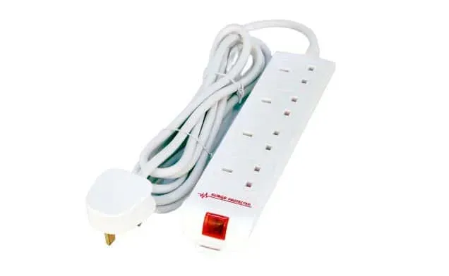 Microconnect 4-voudige UK stekkerdoos 5m wit overspanningsbeveiligd
