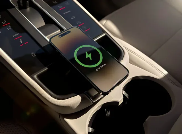 IQwire MagSafe draadloze autolader Porsche Macan 2022+ carbon